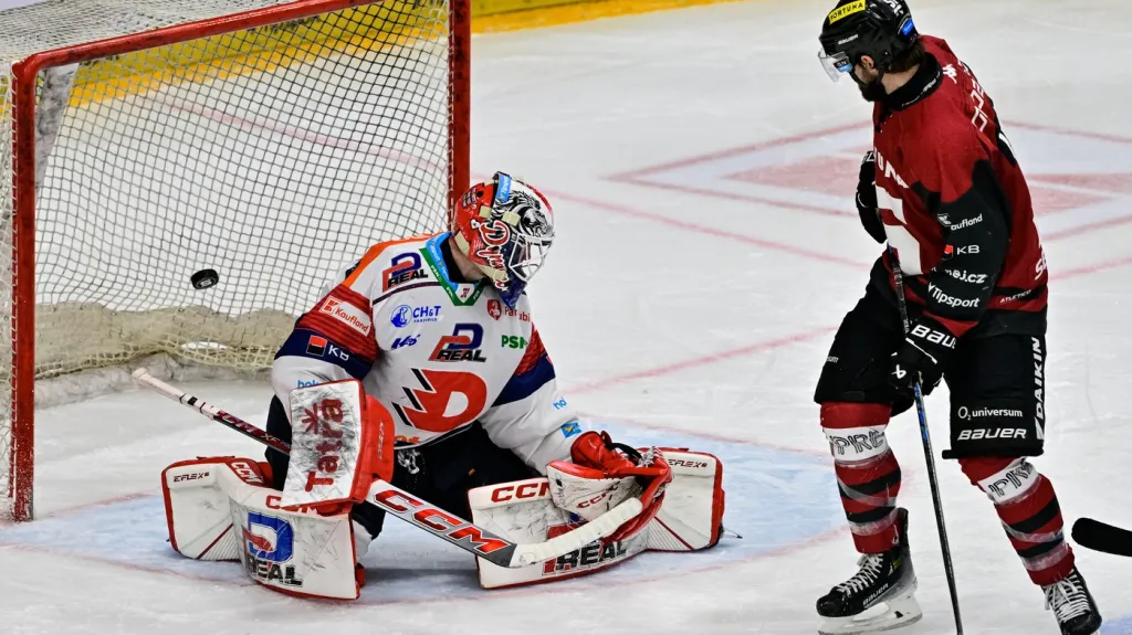 Pardubický brankář Tomáš Vomáčka inkasuje v utkání proti Spartě