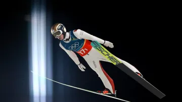 Záznam týmového závodu skokanů na lyžích