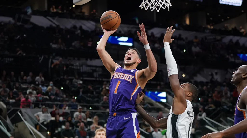 Devin Booker z Phoenixu v akci pod košem