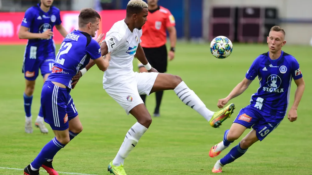 Jean-David Beauguel v duelu s Olomoucí