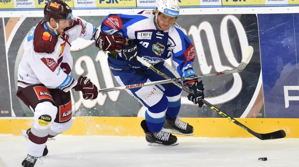 Martin Erat z Brna (vpravo) v souboji s Lukášem Klimkem ze Sparty