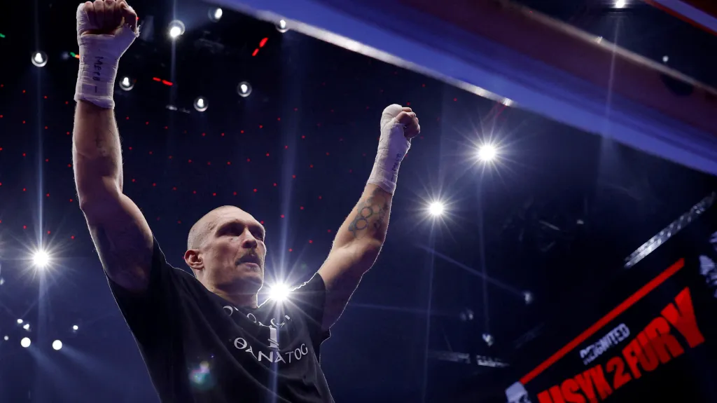 Oleksandr Usyk slaví vítězství