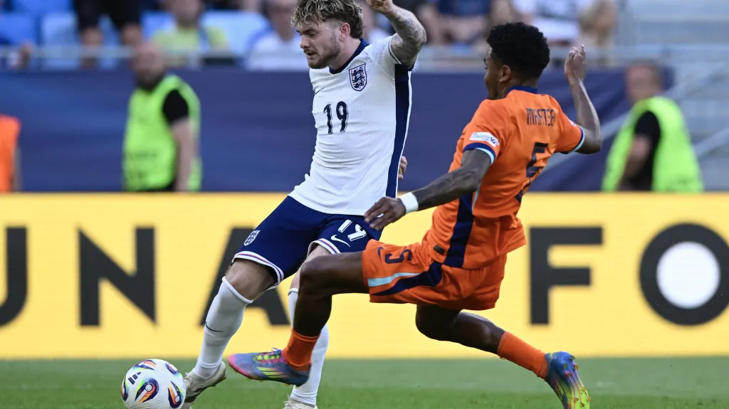 Harvey Elliott při gólové střele v semifinále proti Nizozemcům