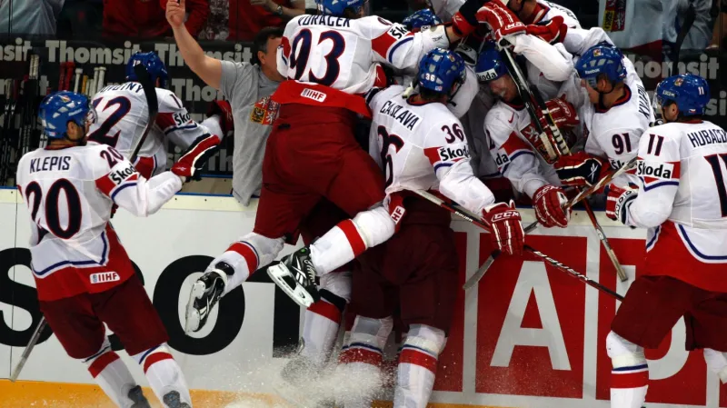 Čeští hokejisté oslavují vyrovnávací gól Karla Rachůnka v závěru semifinále proti Švédsku