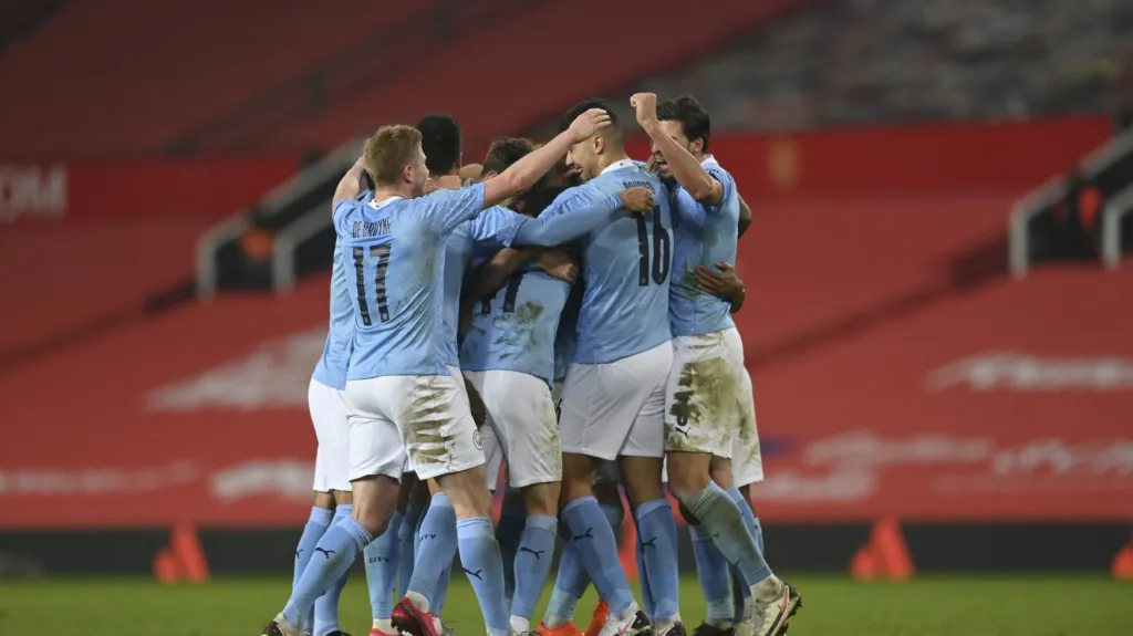 Fotbalisté Manchesteru City oslavují gól na Old Trafford