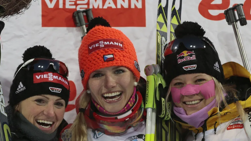 Vítězka sprintu Gabriela Soukalová mezi Andreou Henkelovou a Miriam Gössnerovou