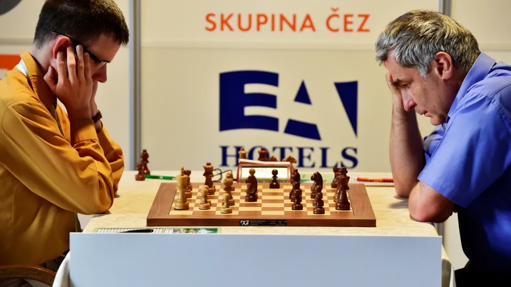 Český šachista David Navara (vlevo)