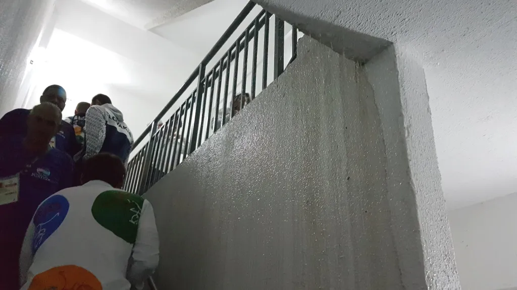 Po stěnách schodiště tekla voda 
