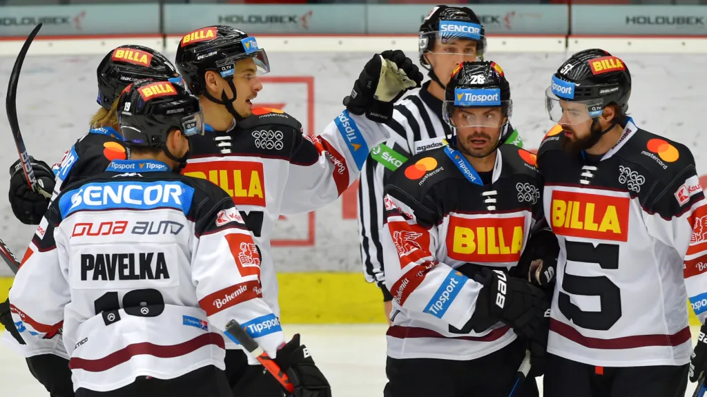 Hokejisté Sparty slaví gól Řepíka