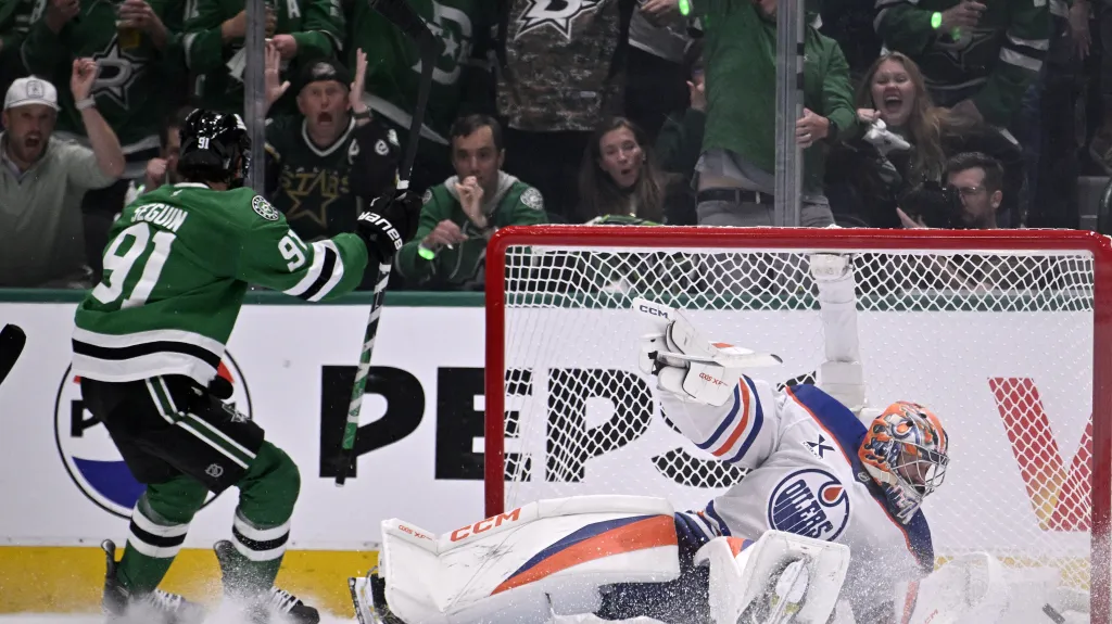 Tyler Seguin z Dallasu skóruje v utkání NHL proti Edmontonu