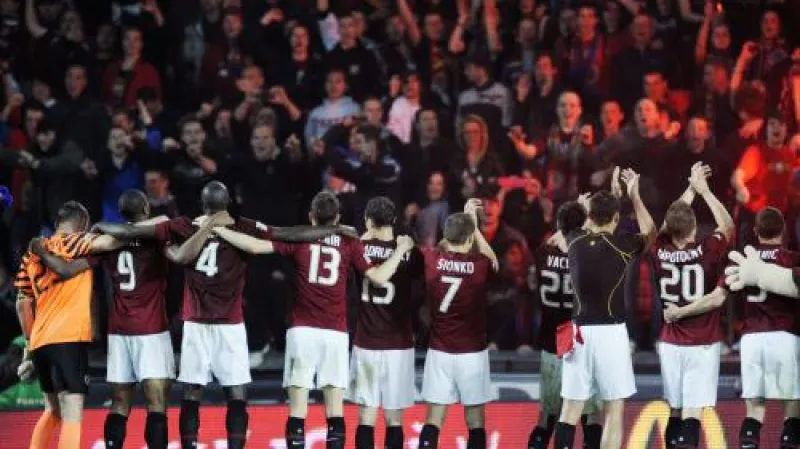 Sparťanští fotbalisté slaví vítězství v derby