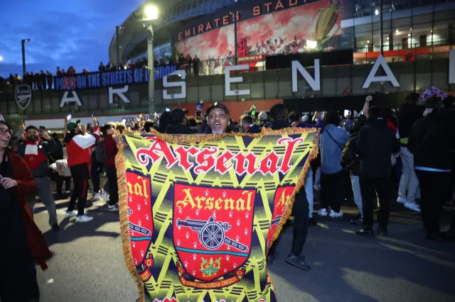 Arsenal slaví po 22 letech titul, City selhal v Bournemouthu