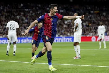 Robert Lewandowski z Barcelony se raduje v utkání proti Realu Madrid