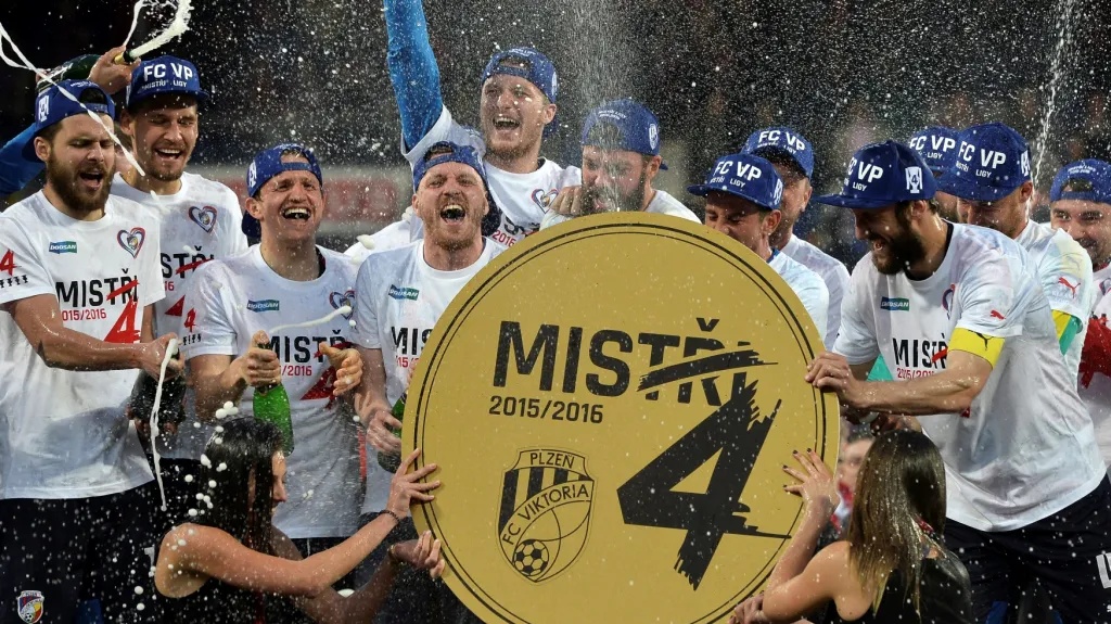 Fotbalisté Plzně se radují ze zisku mistrovského titulu
