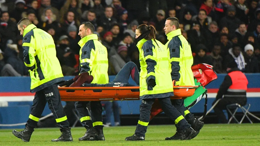 Neymara odnáší na nosítkách po zranění