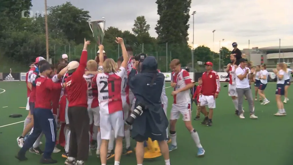 Slavia po osmi letech získala pozemkářský double