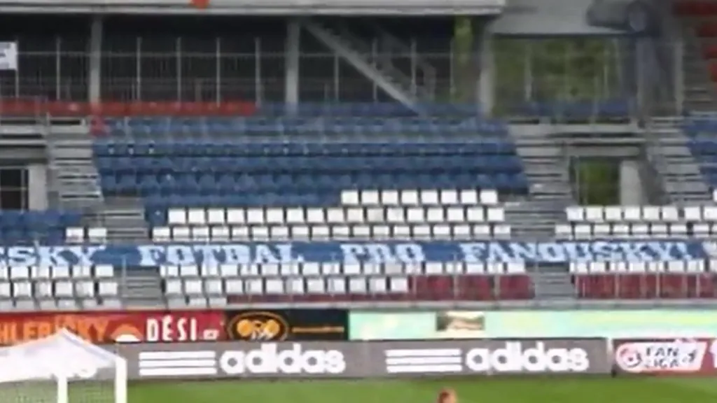Fanoušci Sigmy i Baníku na protest proti FAČRu fandili mimo stadion