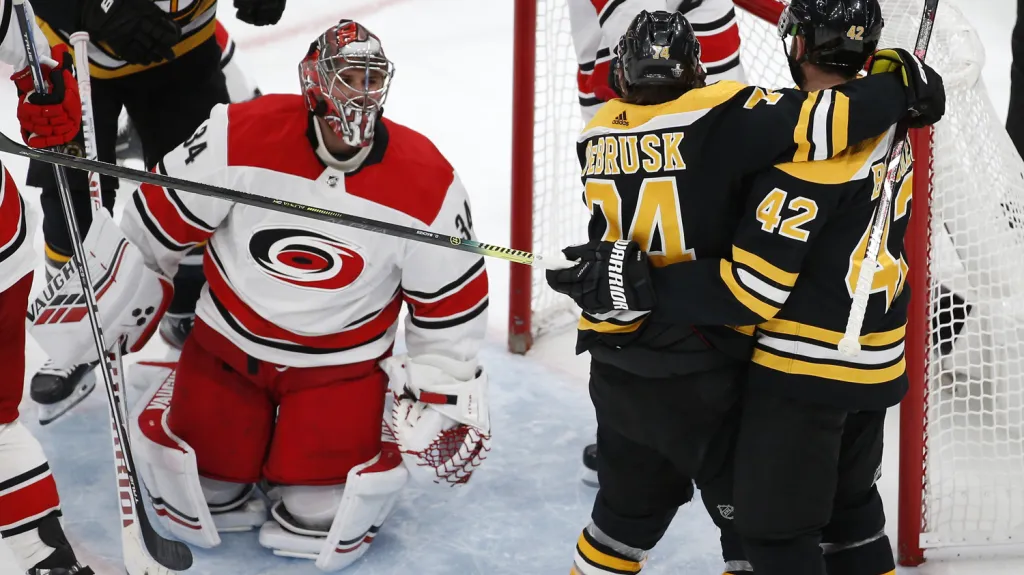 Petr Mrázek inkasuje branku od Jakea DeBruska