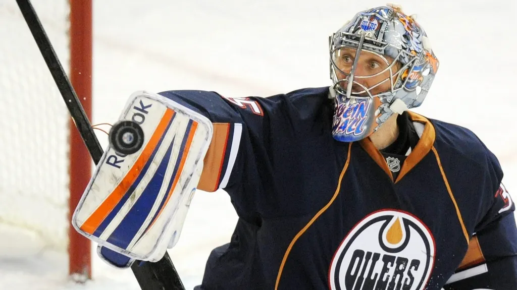 Brankář Edmontonu Nikolaj Chabibulin