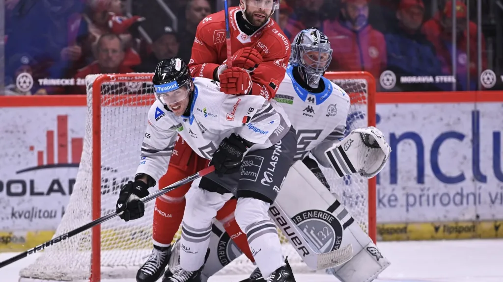 Třinecký Tomáš Marcinko cloní karlovarskému brankáři Dominikovi Frodlovi