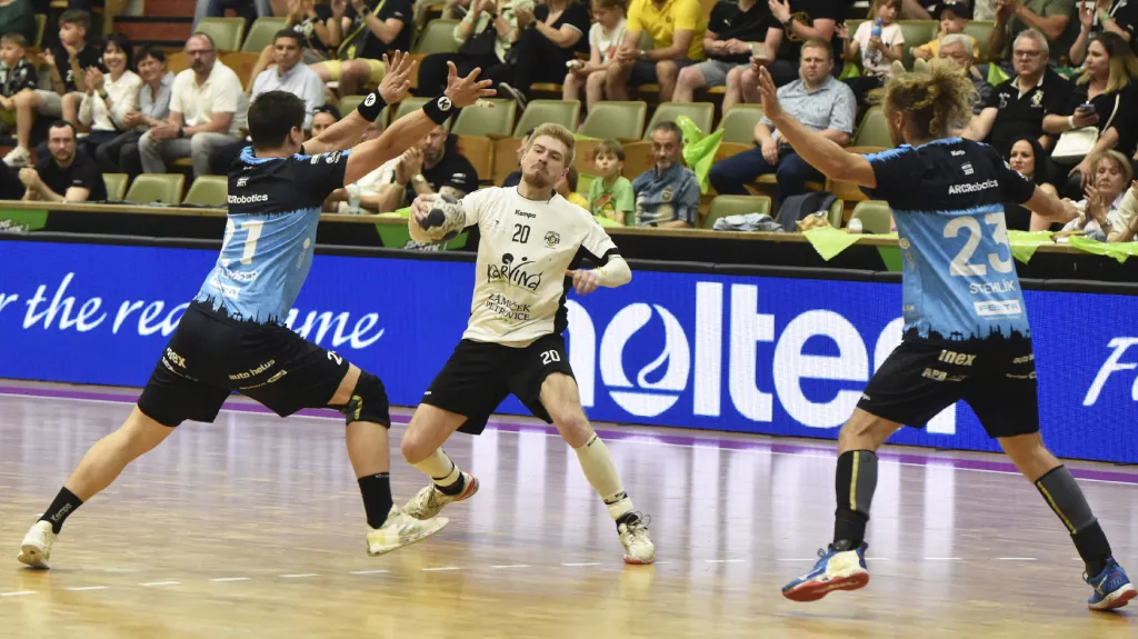Házenkáři Karviné si v prvním finálovém duelu poradili s Plzní 33:28