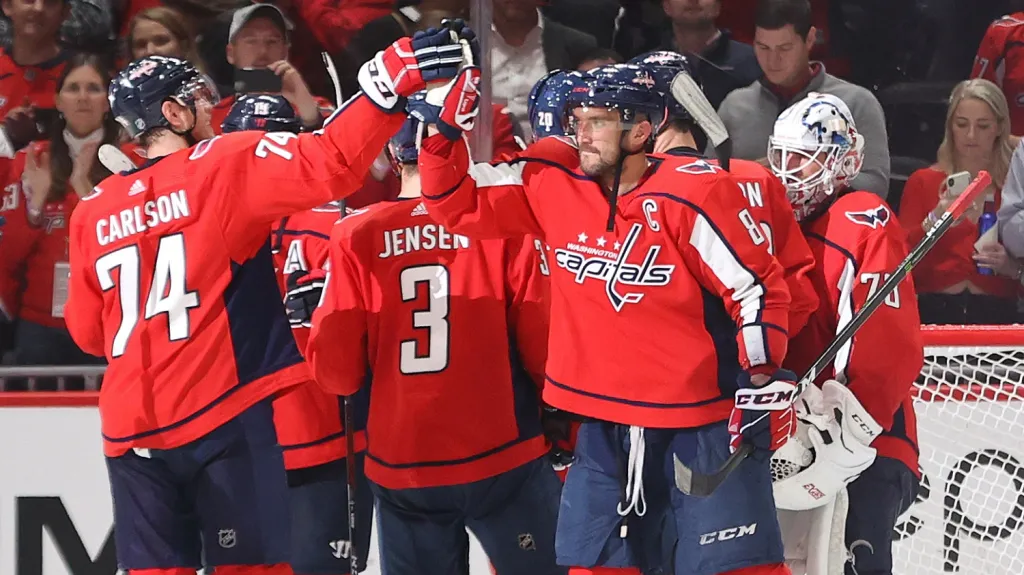 Alexandr Ovečkin se raduje se spoluhráči