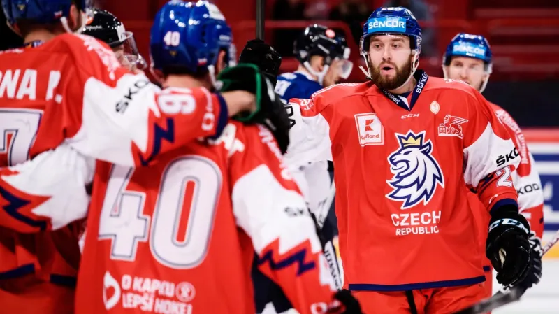 Bratři Radim, Tomáš a Hynek Zohornové se radují z reprezentační branky