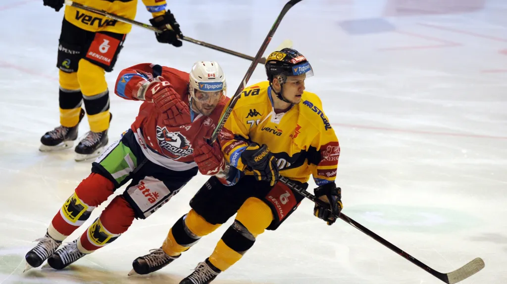 Pardubický forvard Brian Ihnačák proti litvínovskému Martinu Havelkovi