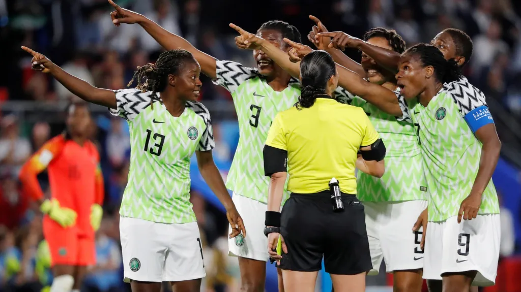 Fotbalistky Nigérie v diskuzi se sudí