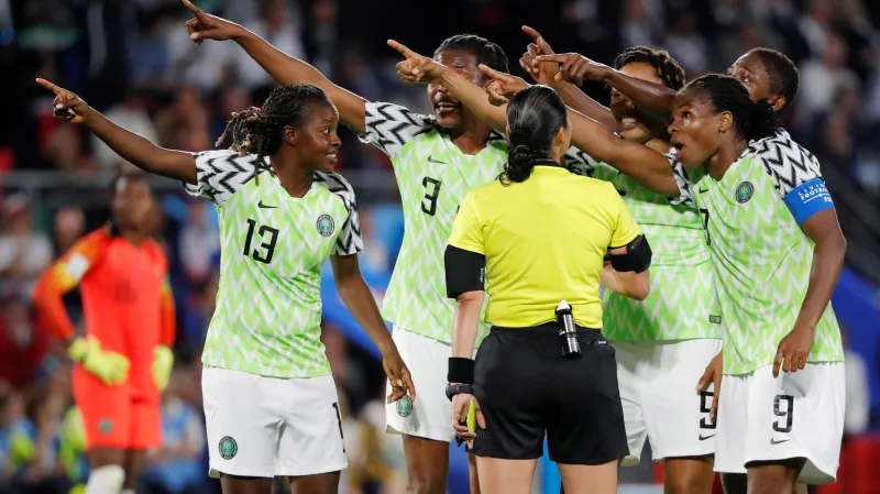 Fotbalistky Nigérie v diskuzi se sudí