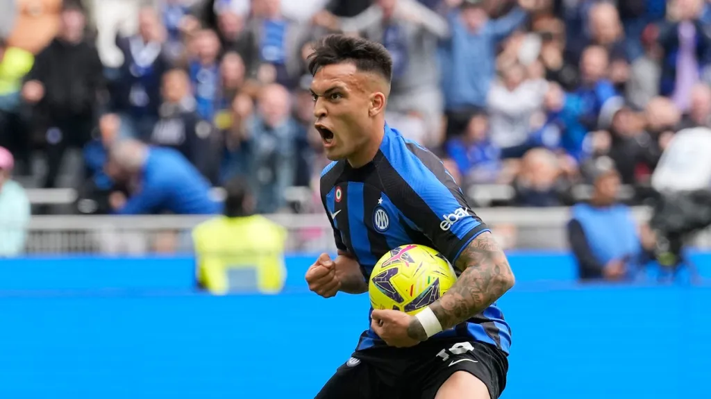 Lautaro Martinez z Interu se raduje po gólu v síti Lazia