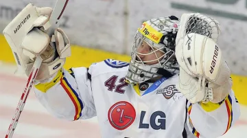 Brankář Sparty Tomáš Pöpperle