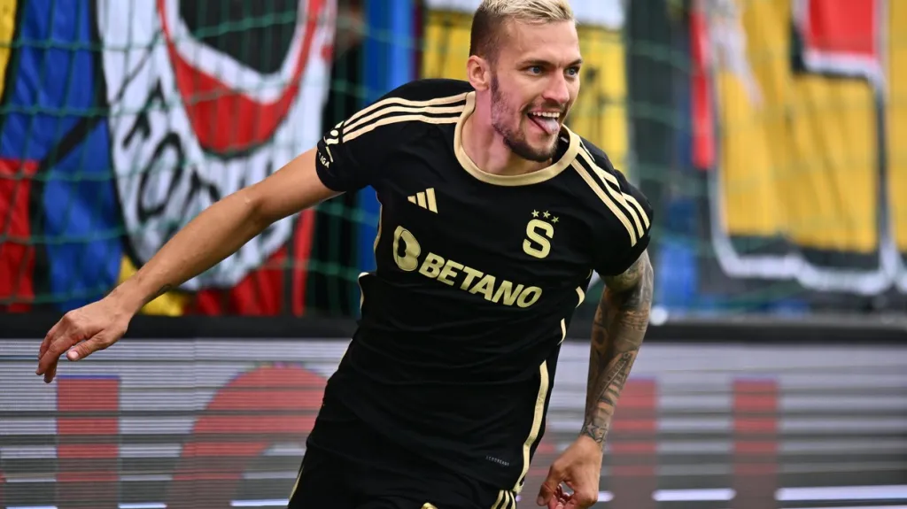 Sparťan Lukáš Haraslín se raduje z gólu v Liberci