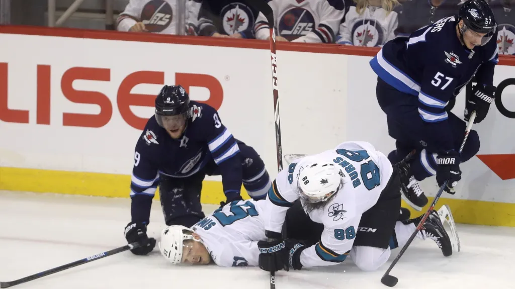 Zraněný obránce Radim Šimek v duelu s Winnipegem