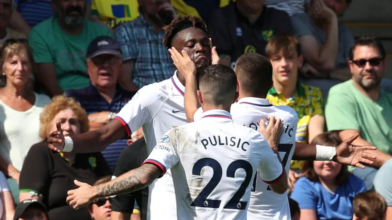 Tammy Abraham slaví se spoluhráči z Chelsea vstřelenou branku