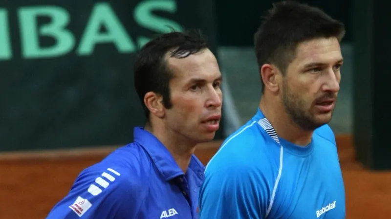 Radek Štěpánek (vlevo) a Jan Hájek při daviscupové čtyřhře proti Kazachstánu v Astaně