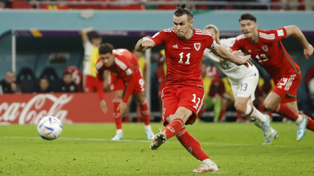 Gareth Bale z Walesu skóruje z pokutového kopu