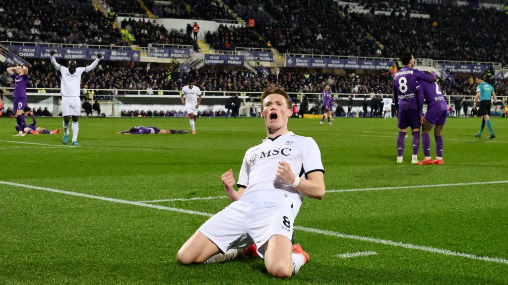 McTominay z Neapole se raduje po gólu Fiorentině