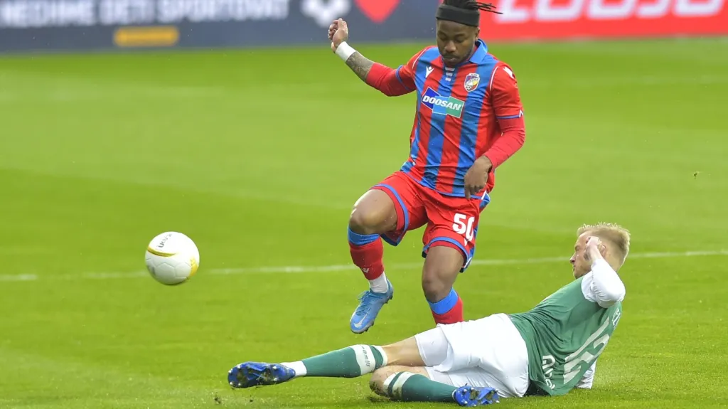 Adriel D'Avila Ba Loua v souboji s Jaroslavem Zeleným