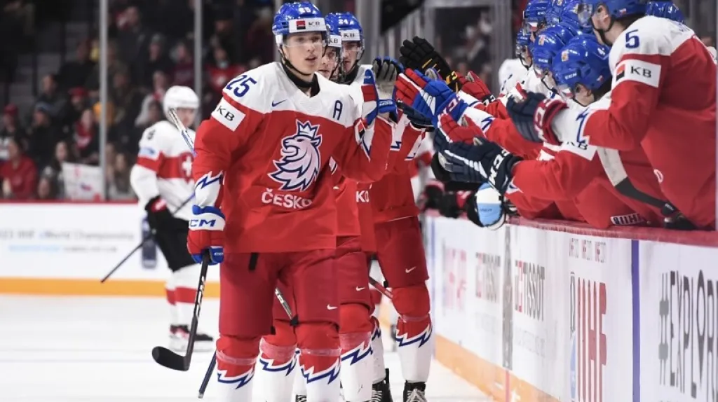 Jiří Kulich slaví gól se spoluhráči z reprezentační dvacítky