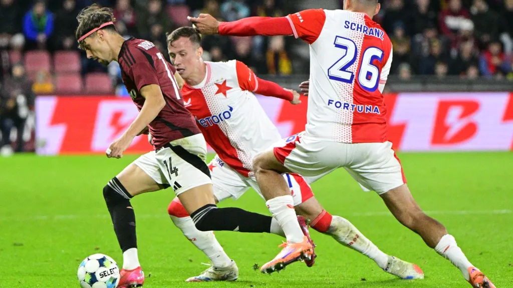 Veljko Birmančevič ze Sparty v souboji se slávisty