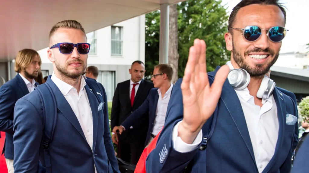 Michal Kadlec (vlevo) a Tomáš Sivok po příletu do Francie