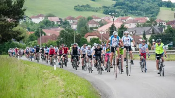 Josef Zimovčák v čele pelotonu během cyklotour Na kole dětem