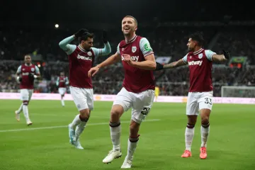 Emoce Tomáše Součka z West Hamu (uprostřed) po vstřelené brance v Newcastlu