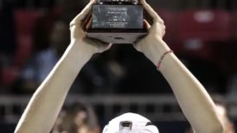 Alisa Klejbanovová s trofejí za vítězství na turnaji v Kuala Lumpuru