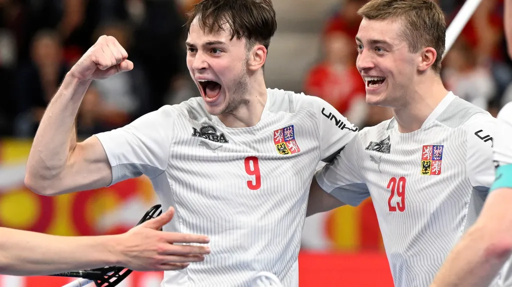 Adam Hemerka a Filip Langer se radují z branky
