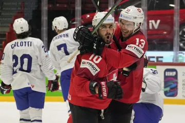 Andres Ambühl a Nico Hischier slaví gól do sítě Francie
