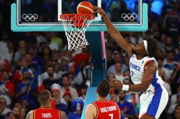 Francouz Guerschon Yabusele smečuje do koše v utkání s Německem