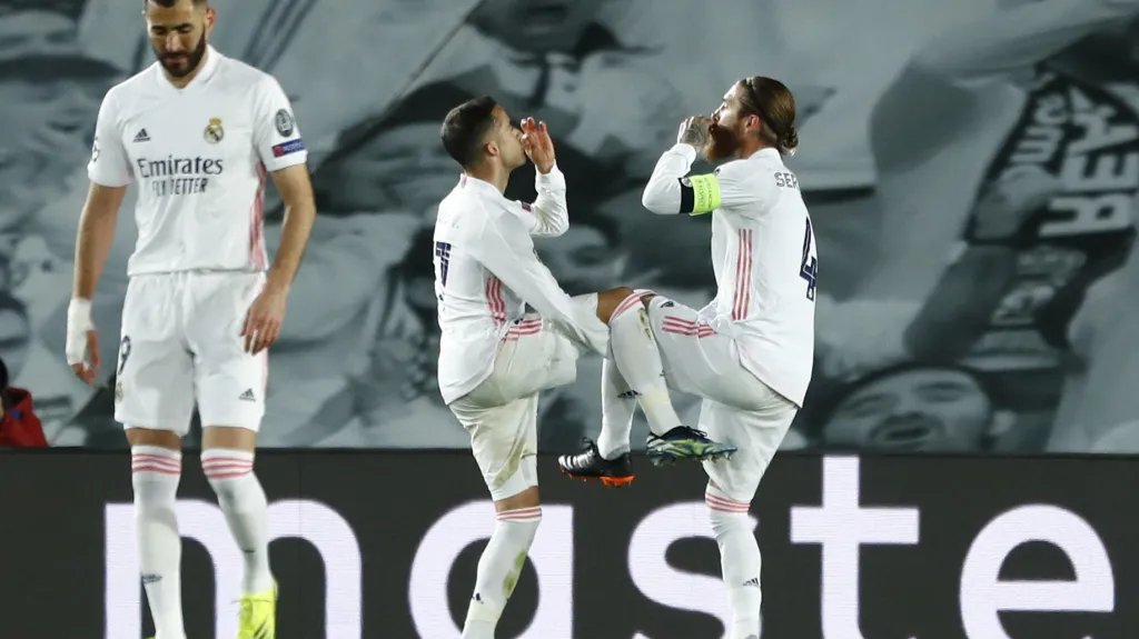 Sergio Ramos (vpravo) slaví s Lucasem Vázquezem gól Realu Madrid