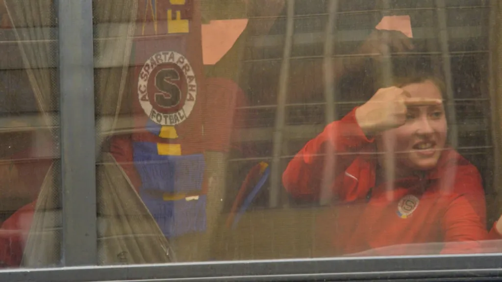 Příznivec Sparty gestikuluje z autobusu na fanoušky Slavie